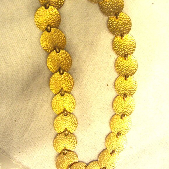 VTG 70'S GOLD TONE HAMMERED DISC CHOKER NECKLACE - Picture 2 of 5